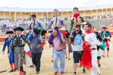 La Plaza de Toros de Tudela acogió la segunda jornada de la Feria del Toro con motivo de las fiestas patronales. Torearon el navarro Javier Marín, Francisco Rivera Ordóñez y el francés Juan Bautista. Los diestros salieron por la puerta grande.