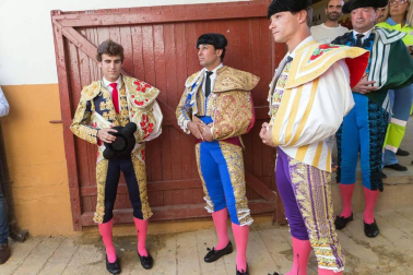 La Plaza de Toros de Tudela acogió la segunda jornada de la Feria del Toro con motivo de las fiestas patronales. Torearon el navarro Javier Marín, Francisco Rivera Ordóñez y el francés Juan Bautista. Los diestros salieron por la puerta grande.