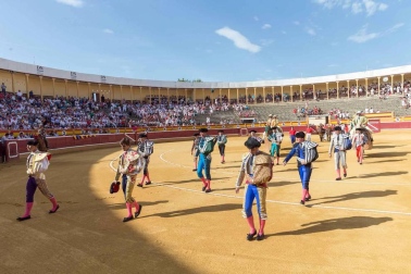 La Plaza de Toros de Tudela acogió la segunda jornada de la Feria del Toro con motivo de las fiestas patronales. Torearon el navarro Javier Marín, Francisco Rivera Ordóñez y el francés Juan Bautista. Los diestros salieron por la puerta grande.
