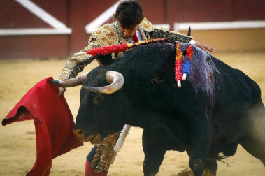 La Plaza de Toros de Tudela acogió la segunda jornada de la Feria del Toro con motivo de las fiestas patronales. Torearon el navarro Javier Marín, Francisco Rivera Ordóñez y el francés Juan Bautista. Los diestros salieron por la puerta grande.