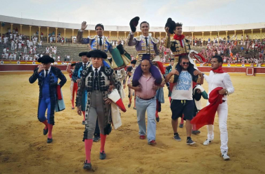 La Plaza de Toros de Tudela acogió la segunda jornada de la Feria del Toro con motivo de las fiestas patronales. Torearon el navarro Javier Marín, Francisco Rivera Ordóñez y el francés Juan Bautista. Los diestros salieron por la puerta grande.