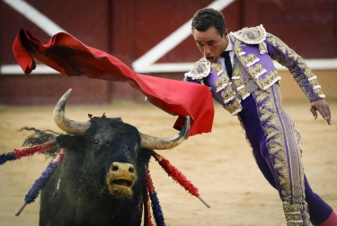 La Plaza de Toros de Tudela acogió la segunda jornada de la Feria del Toro con motivo de las fiestas patronales. Torearon el navarro Javier Marín, Francisco Rivera Ordóñez y el francés Juan Bautista. Los diestros salieron por la puerta grande.
