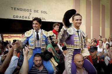 La Plaza de Toros de Tudela acogió la segunda jornada de la Feria del Toro con motivo de las fiestas patronales. Torearon el navarro Javier Marín, Francisco Rivera Ordóñez y el francés Juan Bautista. Los diestros salieron por la puerta grande.