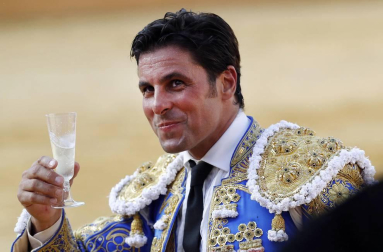 La Plaza de Toros de Tudela acogió la segunda jornada de la Feria del Toro con motivo de las fiestas patronales. Torearon el navarro Javier Marín, Francisco Rivera Ordóñez y el francés Juan Bautista. Los diestros salieron por la puerta grande.