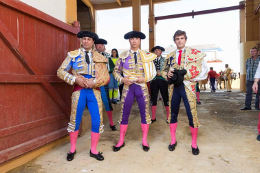 La Plaza de Toros de Tudela acogió la segunda jornada de la Feria del Toro con motivo de las fiestas patronales. Torearon el navarro Javier Marín, Francisco Rivera Ordóñez y el francés Juan Bautista. Los diestros salieron por la puerta grande.