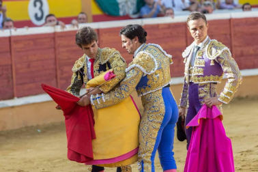 La Plaza de Toros de Tudela acogió la segunda jornada de la Feria del Toro con motivo de las fiestas patronales. Torearon el navarro Javier Marín, Francisco Rivera Ordóñez y el francés Juan Bautista. Los diestros salieron por la puerta grande.