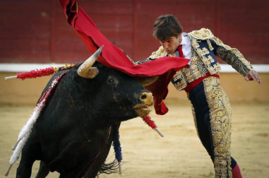 La Plaza de Toros de Tudela acogió la segunda jornada de la Feria del Toro con motivo de las fiestas patronales. Torearon el navarro Javier Marín, Francisco Rivera Ordóñez y el francés Juan Bautista. Los diestros salieron por la puerta grande.