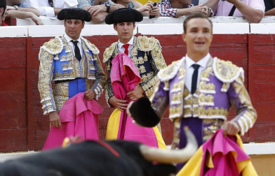 La Plaza de Toros de Tudela acogió la segunda jornada de la Feria del Toro con motivo de las fiestas patronales. Torearon el navarro Javier Marín, Francisco Rivera Ordóñez y el francés Juan Bautista. Los diestros salieron por la puerta grande.