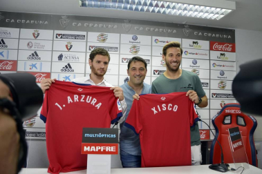 Los recientes fichajes del conjunto navarro han posado en Tajonar antes de partir hacia la concentración que realizará Osasuna en Boltaña (Huesca).