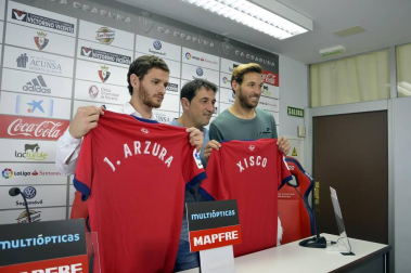 Los recientes fichajes del conjunto navarro han posado en Tajonar antes de partir hacia la concentración que realizará Osasuna en Boltaña (Huesca).
