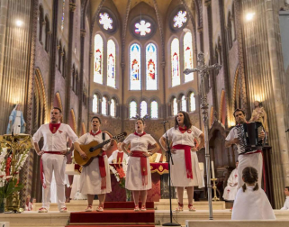 La ciudad francesa homenajeó a la capital navarra en la última jornada de sus fiestas grandes.