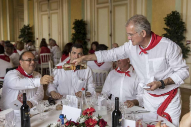 La ciudad francesa homenajeó a la capital navarra en la última jornada de sus fiestas grandes.