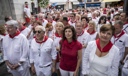 La ciudad francesa homenajeó a la capital navarra en la última jornada de sus fiestas grandes.