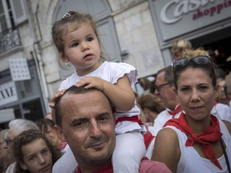 La ciudad francesa homenajeó a la capital navarra en la última jornada de sus fiestas grandes.