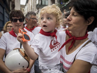 La ciudad francesa homenajeó a la capital navarra en la última jornada de sus fiestas grandes.