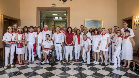 La ciudad francesa homenajeó a la capital navarra en la última jornada de sus fiestas grandes.