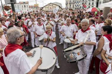 La ciudad francesa homenajeó a la capital navarra en la última jornada de sus fiestas grandes.
