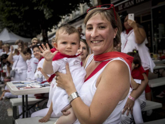 La ciudad francesa homenajeó a la capital navarra en la última jornada de sus fiestas grandes.