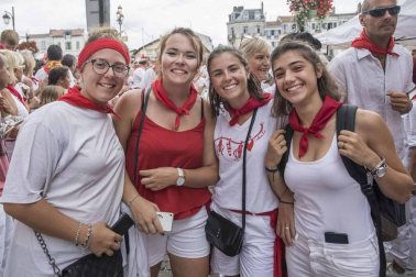 La ciudad francesa homenajeó a la capital navarra en la última jornada de sus fiestas grandes.
