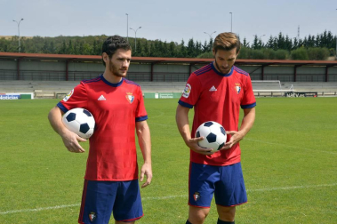Los recientes fichajes del conjunto navarro han posado en Tajonar antes de partir hacia la concentración que realizará Osasuna en Boltaña (Huesca).