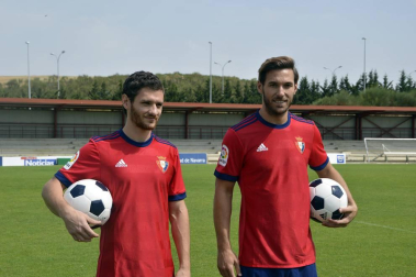 Los recientes fichajes del conjunto navarro han posado en Tajonar antes de partir hacia la concentración que realizará Osasuna en Boltaña (Huesca).