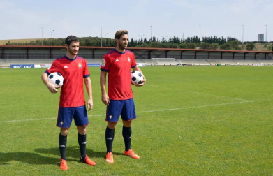 Los recientes fichajes del conjunto navarro han posado en Tajonar antes de partir hacia la concentración que realizará Osasuna en Boltaña (Huesca).