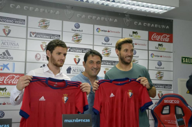 Los recientes fichajes del conjunto navarro han posado en Tajonar antes de partir hacia la concentración que realizará Osasuna en Boltaña (Huesca).