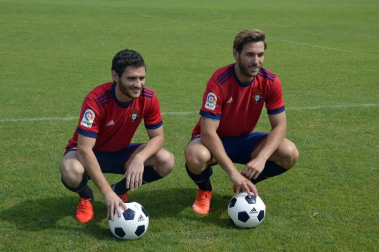 Los recientes fichajes del conjunto navarro han posado en Tajonar antes de partir hacia la concentración que realizará Osasuna en Boltaña (Huesca).