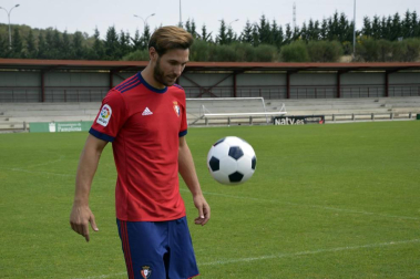 Los recientes fichajes del conjunto navarro han posado en Tajonar antes de partir hacia la concentración que realizará Osasuna en Boltaña (Huesca).