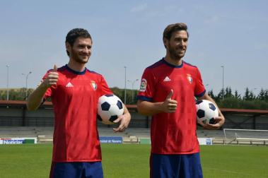 Los recientes fichajes del conjunto navarro han posado en Tajonar antes de partir hacia la concentración que realizará Osasuna en Boltaña (Huesca).