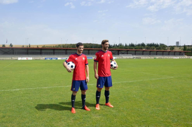 Los recientes fichajes del conjunto navarro han posado en Tajonar antes de partir hacia la concentración que realizará Osasuna en Boltaña (Huesca).