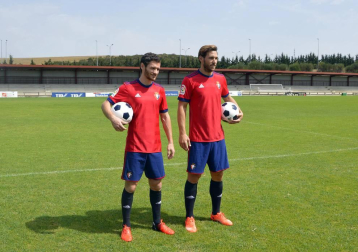 Los recientes fichajes del conjunto navarro han posado en Tajonar antes de partir hacia la concentración que realizará Osasuna en Boltaña (Huesca).