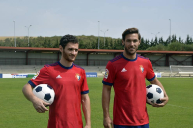 Los recientes fichajes del conjunto navarro han posado en Tajonar antes de partir hacia la concentración que realizará Osasuna en Boltaña (Huesca).