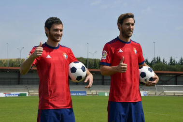 Los recientes fichajes del conjunto navarro han posado en Tajonar antes de partir hacia la concentración que realizará Osasuna en Boltaña (Huesca).