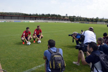 Los recientes fichajes del conjunto navarro han posado en Tajonar antes de partir hacia la concentración que realizará Osasuna en Boltaña (Huesca).