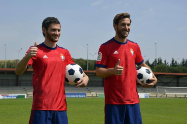 Los recientes fichajes del conjunto navarro han posado en Tajonar antes de partir hacia la concentración que realizará Osasuna en Boltaña (Huesca).