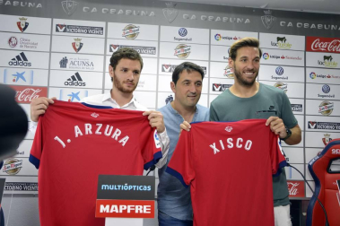Los recientes fichajes del conjunto navarro han posado en Tajonar antes de partir hacia la concentración que realizará Osasuna en Boltaña (Huesca).