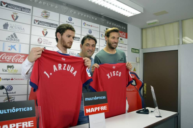 Los recientes fichajes del conjunto navarro han posado en Tajonar antes de partir hacia la concentración que realizará Osasuna en Boltaña (Huesca).