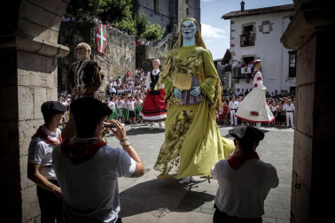 Fotogalería del cohete de inicio de las fiestas patronales de Bera