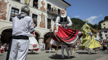 Fotogalería del cohete de inicio de las fiestas patronales de Bera