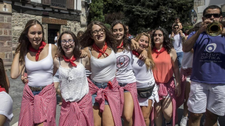 Fotogalería del cohete de inicio de las fiestas patronales de Bera