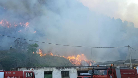 Las llamas afectaron al paraje de 'El Chorrón' y los Bomberos las controlaron antes de que llegaran a las viviendas.