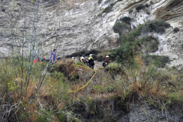 Las llamas afectaron al paraje de 'El Chorrón' y los Bomberos las controlaron antes de que llegaran a las viviendas.