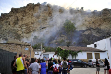 Las llamas afectaron al paraje de 'El Chorrón' y los Bomberos las controlaron antes de que llegaran a las viviendas.
