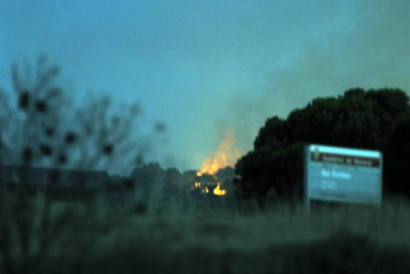 Las llamas afectaron al paraje de 'El Chorrón' y los Bomberos las controlaron antes de que llegaran a las viviendas.