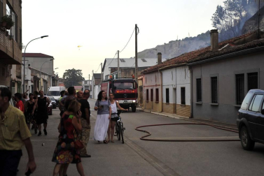 Las llamas afectaron al paraje de 'El Chorrón' y los Bomberos las controlaron antes de que llegaran a las viviendas.