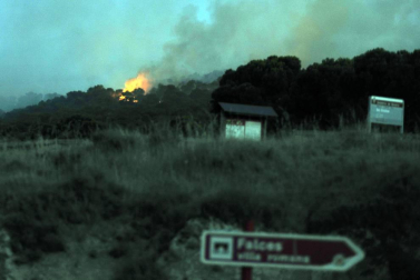 Las llamas afectaron al paraje de 'El Chorrón' y los Bomberos las controlaron antes de que llegaran a las viviendas.