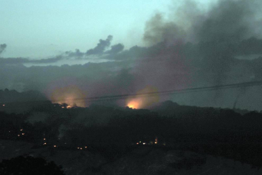Las llamas afectaron al paraje de 'El Chorrón' y los Bomberos las controlaron antes de que llegaran a las viviendas.