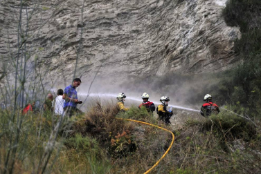 Las llamas afectaron al paraje de 'El Chorrón' y los Bomberos las controlaron antes de que llegaran a las viviendas.