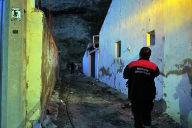 Las llamas afectaron al paraje de 'El Chorrón' y los Bomberos las controlaron antes de que llegaran a las viviendas.